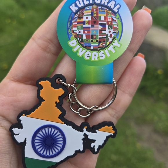 Keychains From Around The World. - Picture 7 of 8